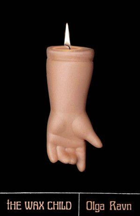 "The Wax Child", Olga Ravn. Eine brennende Kerze in Form eines Kinderarms vor schwarzem Hintergrund.