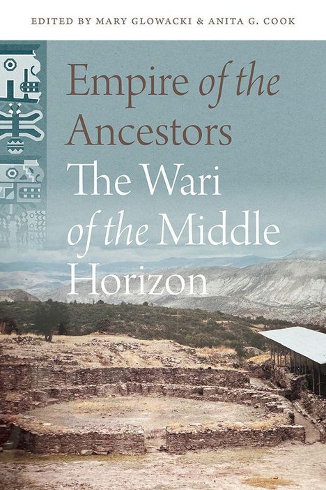 "Empire of the Ancestors: The Wari of the Middle Horizon." Eine antike Ruinenlandschaft vor einem gebirgigen Hintergrund.