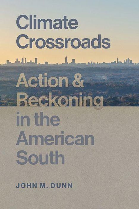 "Climate Crossroads: Action & Reckoning in the American South" von John M. Dunn. Skyline im Hintergrund.