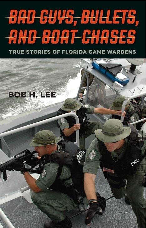 "BAD GUYS, BULLETS, AND BOAT CHASES" und "BOB H. LEE". Vier uniformierte Männer auf einem Schnellboot.