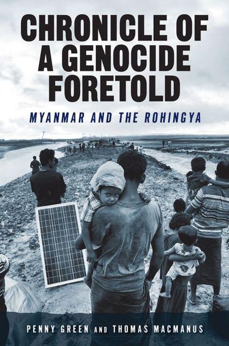 "CHRONICLE OF A GENOCIDE FORETOLD: MYANMAR AND THE ROHINGYA" steht oben. Menschen gehen einen Fluss entlang, manche tragen Kinder.