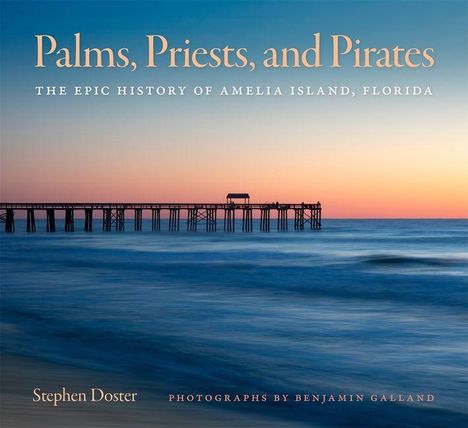 „Palms, Priests, and Pirates: The Epic History of Amelia Island, Florida.“ Steg über ruhigem Meer bei Sonnenuntergang.