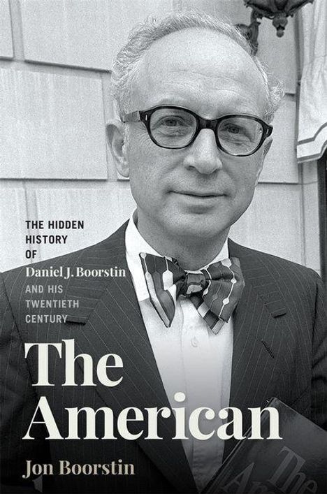 Text: "The Hidden History of Daniel J. Boorstin and His Twentieth Century. The American. Jon Boorstin."  
Ein Mann mit Brille und Fliege.