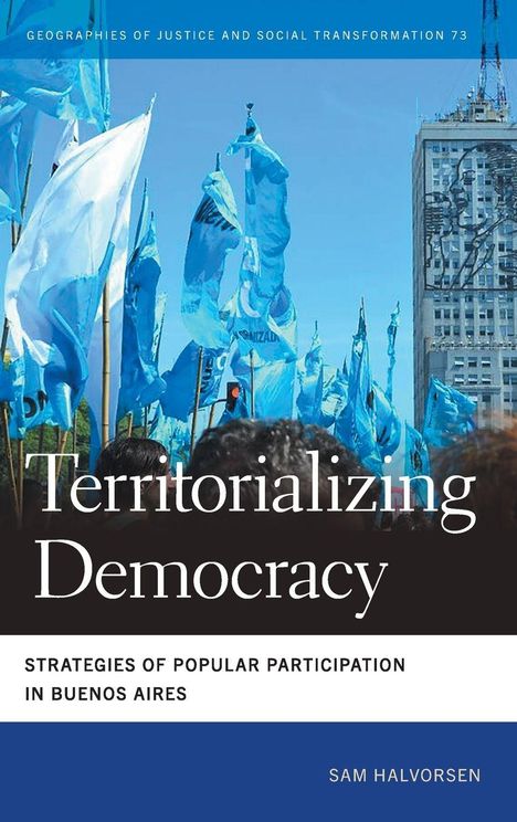 Cover-Text: "Territorializing Democracy", blaue Flaggen, Gebäude rechts, Menschenmenge darunter. Autor: Sam Halvorsen.