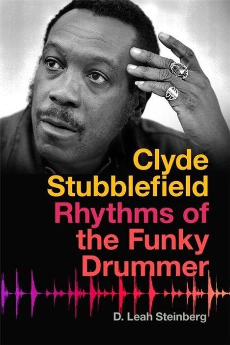 Texte: "Clyde Stubblefield Rhythms of the Funky Drummer" von D. Leah Steinberg. Schwarz-weißes Porträt eines Mannes.