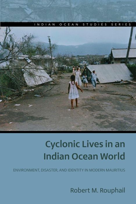 „Cyclonic Lives in an Indian Ocean World.“ Menschen in zerrissener Landschaft nach Zyklon, Berge im Hintergrund.
