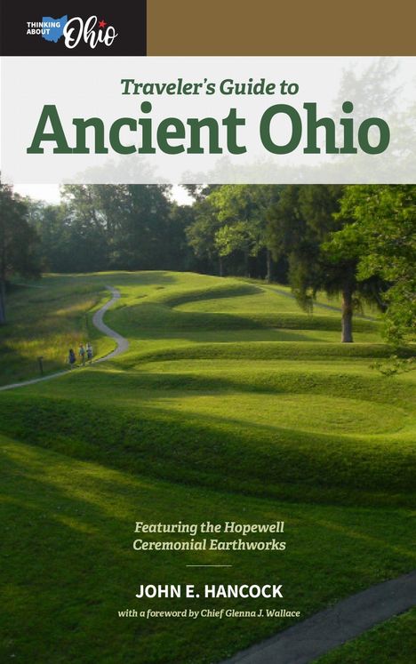 "Traveler's Guide to Ancient Ohio" und "John E. Hancock" sind die Haupttexte. Eine grüne Landschaft mit Hügeln.