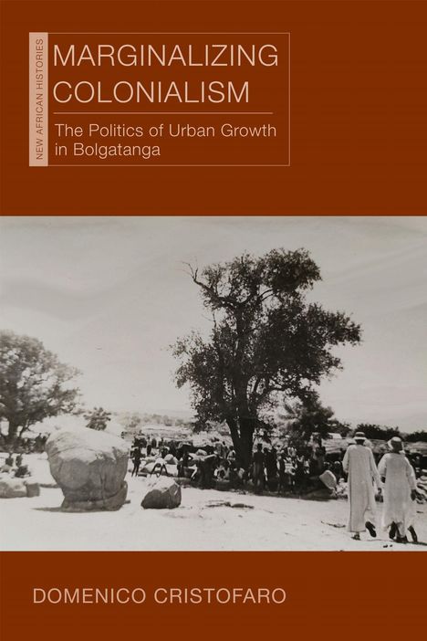 „MARGINALIZING COLONIALISM: The Politics of Urban Growth in Bolgatanga“ von Domenico Cristofaro. Schwarzweißfoto mit Bäumen.