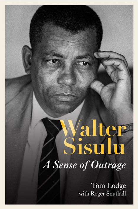 „Walter Sisulu: A Sense of Outrage“, geschrieben von Tom Lodge mit Roger Southall, zeigt einen nachdenklichen Mann im Anzug.