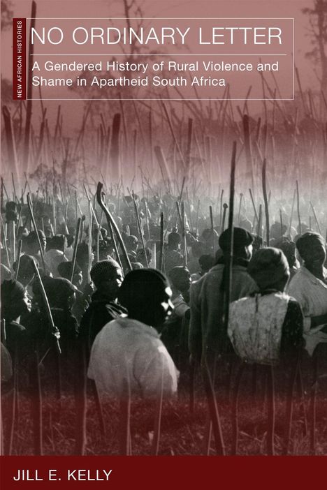 "No Ordinary Letter: A Gendered History of Rural Violence and Shame in Apartheid South Africa" von Jill E. Kelly.  
Im Hintergrund eine schwarz-weiße Menschenmenge mit Stöcken.