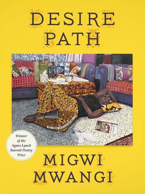 „DESIRE PATH“, „MIGWI MWANGI“. Eine Person schläft auf einem bunten Teppich in einem gemütlichen Raum mit Sofas und Büchern.