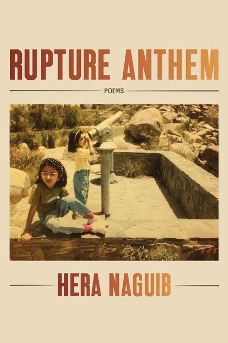 "RUPTURE ANTHEM", "POEMS", "HERA NAGUIB". Zwei Kinder bei einem Teleskop im Freien, mit Felsen und Gebüsch im Hintergrund.
