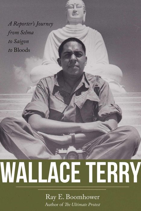 Text: "A Reporter's Journey from Selma to Saigon to Bloods. WALLACE TERRY. Ray E. Boomhower, Author of The Ultimate Protest." 
Foto zeigt einen Mann vor einer großen Buddha-Statue.