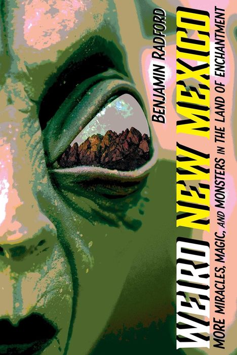 "Weird New Mexico" in gelber Schrift, vertikaler Text. Gesicht eines Aliens mit Berglandschaft im Auge.
