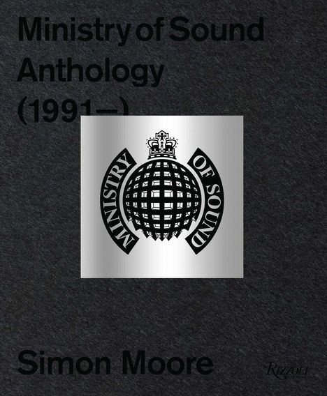 „Ministry of Sound Anthology (1991—)“ und „Simon Moore“ mit einem schwarz-weißen, runden Logo mit Krone.