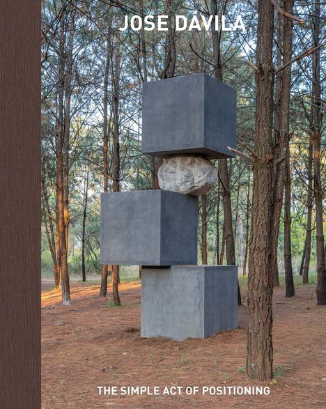 "JOSE DAVILA" und "THE SIMPLE ACT OF POSITIONING". Drei Betonwürfel und ein Stein stapeln sich in einem Wald.