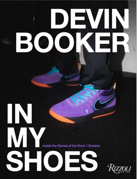 Text: "Devin Booker: In My Shoes – Inside the Stories of the Book 1 Sneaker" und "Rizzoli New York".  

Darunter sind violette Sneakers mit türkisfarbenen Schnürsenkeln und orangefarbener Sohle.