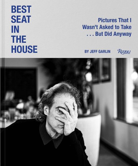 "BEST SEAT IN THE HOUSE" und "Pictures That I Wasn’t Asked to Take... But Did Anyway" sind Titel; Mann hält Hand im Gesicht.