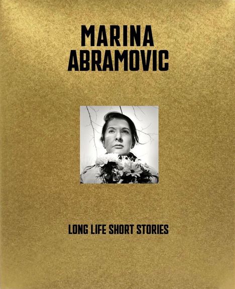 MARINA ABRAMOVIC, LONG LIFE SHORT STORIES. Goldener Hintergrund, schwarz-weiß Porträt mit Blumen.