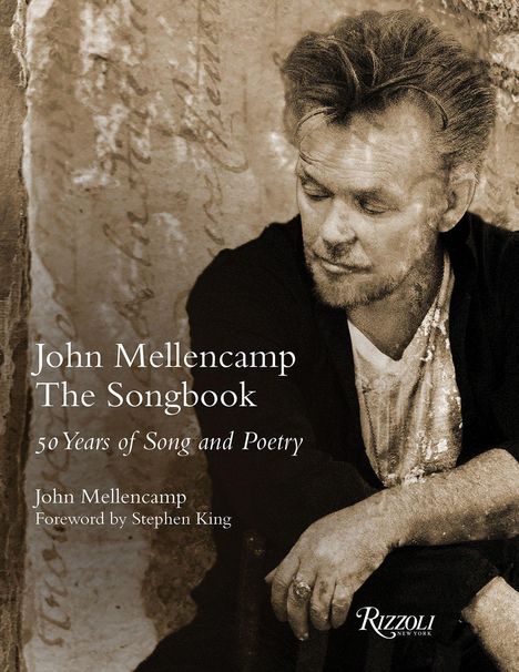 "John Mellencamp The Songbook, 50 Years of Song and Poetry. John Mellencamp, Foreword by Stephen King." 
Sepia-Porträt eines nachdenklichen Mannes.