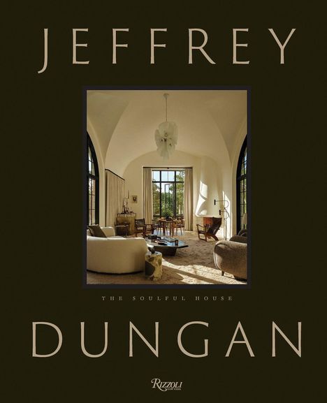 Text: "JEFFREY DUNGAN - THE SOULFUL HOUSE". Innenraum mit eleganten Möbeln und hoher Decke, große Fensterflügel.