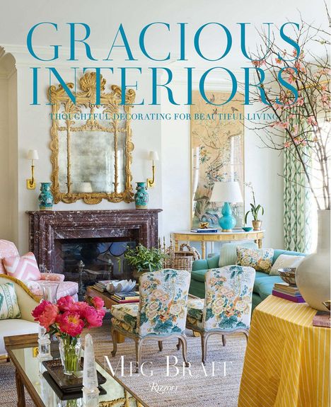 "GRACIOUS INTERIORS: Thoughtful Decorating for Beautiful Living" - Eleganter Raum mit Blumenmustern und klassischem Dekor.