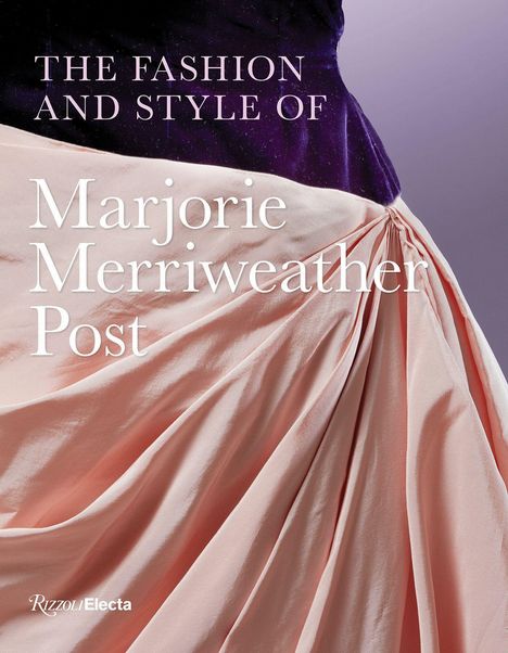Text: "The Fashion and Style of Marjorie Merriweather Post." Ein violett-rosa Stoffkleid auf einem glatten Hintergrund.