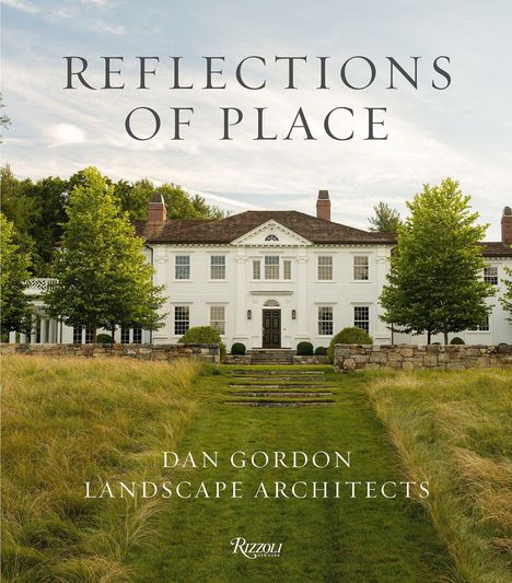 "REFLECTIONS OF PLACE. DAN GORDON LANDSCAPE ARCHITECTS. Rizzoli New York." Ein klassisches Haus mit gepflegtem Garten.