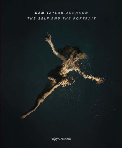"Oberhalb: SAM TAYLOR-JOHNSON, THE SELF AND THE PORTRAIT. Darunter: Verschwommene Figur im Wasser in dunklen Tönen."