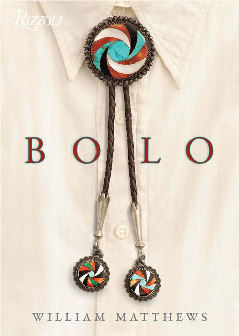 Text: BOLO, William Matthews.  
Unter einem Bolo-Tie-Design auf einem Hemd.