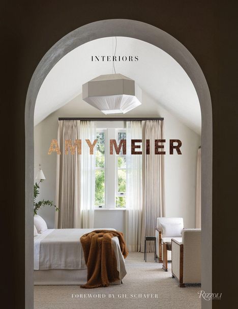"Interiors", "Amy Meier", "Foreword by Gil Schafer". Helles Schlafzimmer mit großem Fenster, Bett, Decke und Sitzbereich.