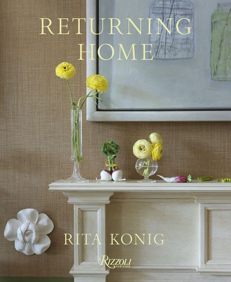 RETURNING HOME. RITA KONIG. Ein stilvoller Kaminsims mit gelben Blumen in Vasen und dekorativen Elementen.