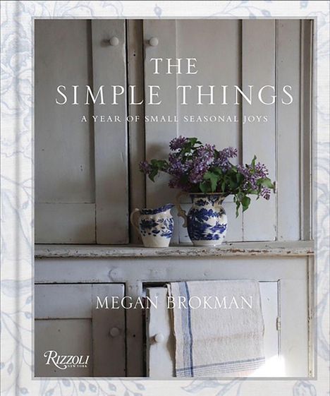 "The Simple Things: A Year of Small Seasonal Joys. Megan Brokman." Eine rustikale Anrichte mit Blumen und Krügen.