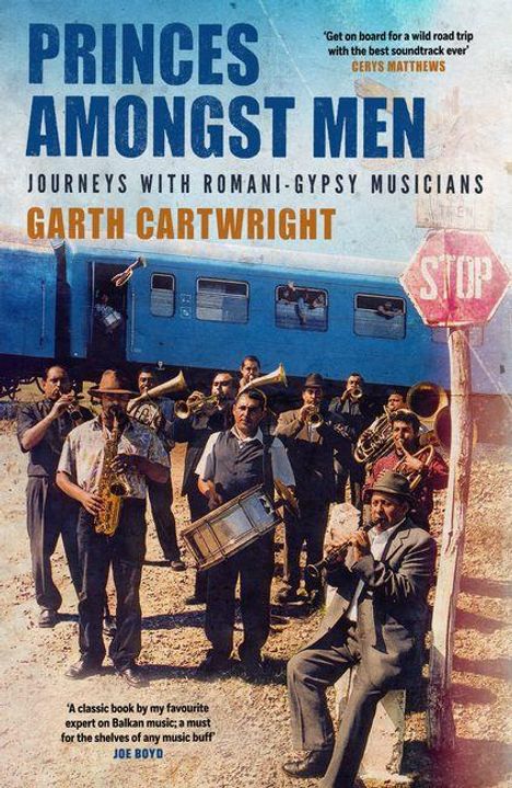 PRINCES AMONGST MEN, JOURNEYS WITH ROMANI-GYPSY MUSICIANS, GARTH CARTWRIGHT. Eine Gruppe von Musikern vor einem blauen Zug.
