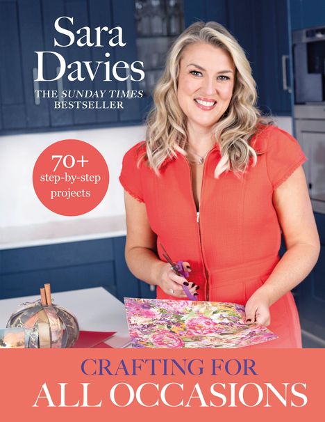 "Sara Davies, THE SUNDAY TIMES BESTSELLER. 70+ step-by-step projects. CRAFTING FOR ALL OCCASIONS." Frau in rotem Kleid.