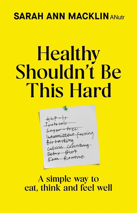 Oben steht "SARAH ANN MACKLIN ANutr". Der Titel lautet "Healthy Shouldn't Be This Hard". Unten: "A simple way to eat, think and feel well". Ein handgeschriebener Zettel mit durchgestrichenen Begriffen wie "GLP-1s", "Sugar-free", "5am Routine". Der Hintergrund ist gelb.