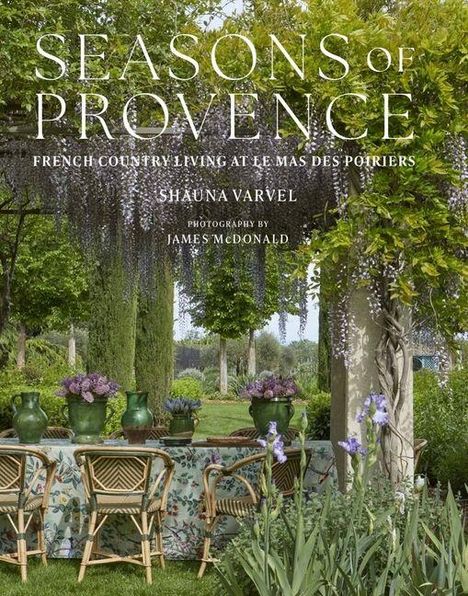Der Text „SEASONS OF PROVENCE“ steht über einem Tisch im Grünen, dekoriert mit Blumen und Geschirr im Freien.
