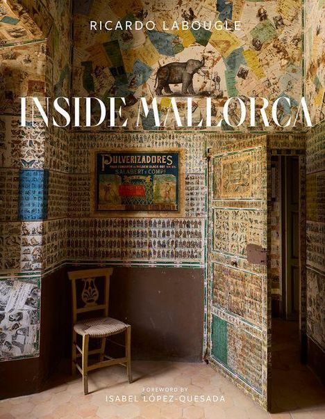 "Inside Mallorca" in weißen Buchstaben. Ein schmaler Raum voll bunter Tapeten und einer antiken Holzstuhl steht in einer Ecke.