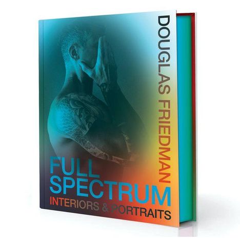 "DOUGLAS FRIEDMAN, FULL SPECTRUM, INTERIORS & PORTRAITS". Ein Mann mit Tätowierungen bedeckt sein Gesicht.