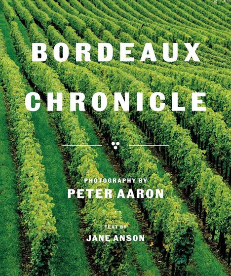 "Bordeaux Chronicle" steht in großen Buchstaben über grünen Reihen eines Weinbergs. Fotografie von Peter Aaron, Text von Jane Anson.
