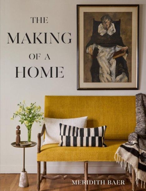 "THE MAKING OF A HOME" und "MERIDITH BAER". Gelbe Bank, Kissen, Decke, kleines Tischchen, Kunstwerk an der Wand.