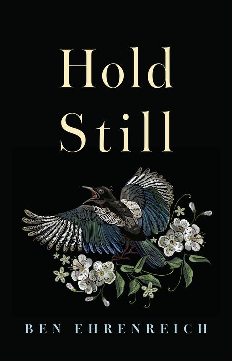 Buchtitel: "Hold Still" von Ben Ehrenreich. Illustration: Ein dekorativer Vogel mit ausgebreiteten Flügeln über Blumen.