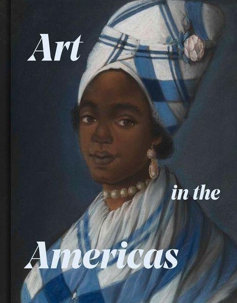 Text: "Art in the Americas". Eine Frau trägt ein blau-weiß kariertes Tuch und Perlenohrringe, stilvoll gekleidet.