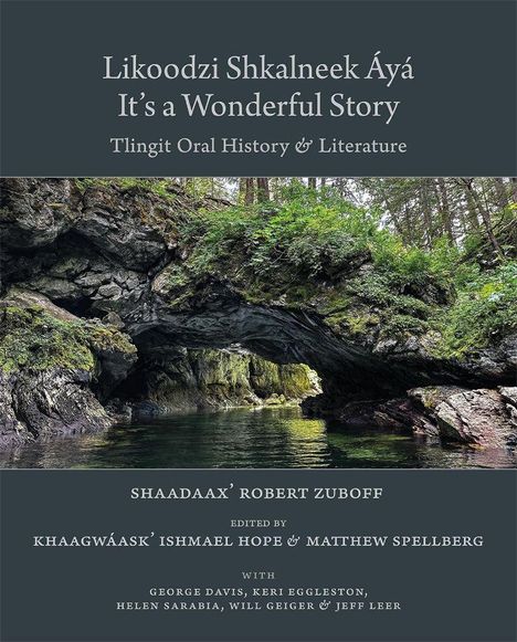 Oben steht: "Likoodzi Shkalneek Áyá, It’s a Wonderful Story, Tlingit Oral History & Literature." Unten ein bewaldeter Fluss.