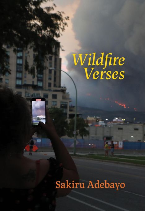 „Wildfire Verses“ in gelber Schrift, „Sakiru Adebayo“ in orange. Person fotografiert brennenden Wald hinter Gebäuden.