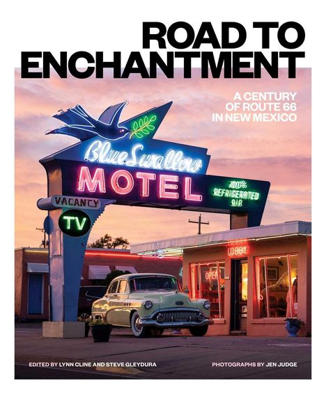 "ROAD TO ENCHANTMENT: A CENTURY OF ROUTE 66 IN NEW MEXICO." Neon-Motelschild, Auto davor, Abendstimmung.