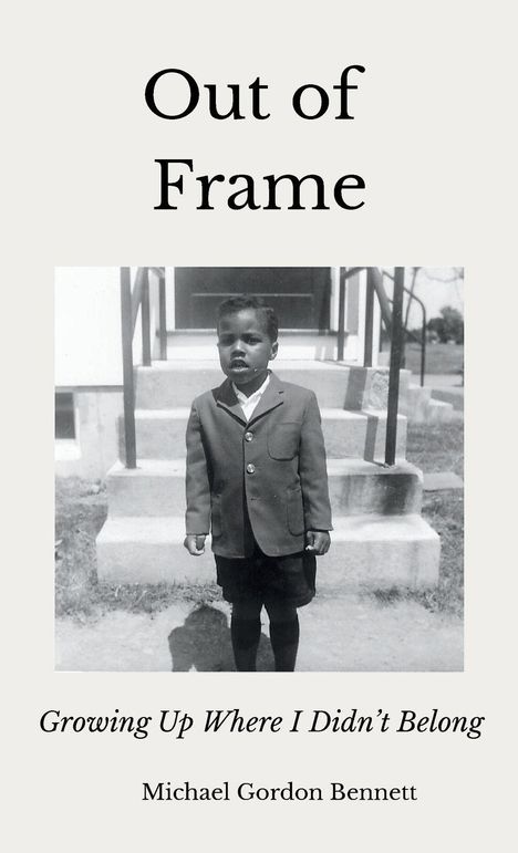 Text: Out of Frame. Growing Up Where I Didn’t Belong. Michael Gordon Bennett. Schwarz-weißes Foto eines Jungen in Anzug.