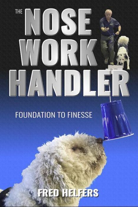 „THE NOSE WORK HANDLER“ – Buchcover mit Hund, der eine blaue Tasse balanciert, Mann führt Hund an Leine.