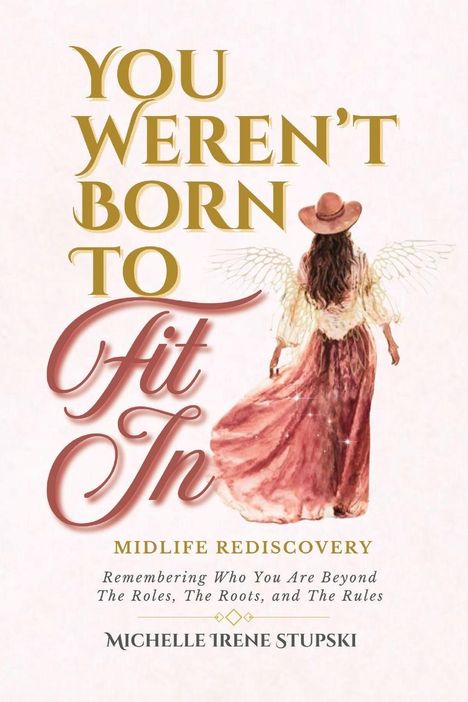 Text: "YOU WEREN'T BORN TO Fit In. Midlife Rediscovery." Eine Frau mit Hut und Flügeln in langem Kleid von hinten.