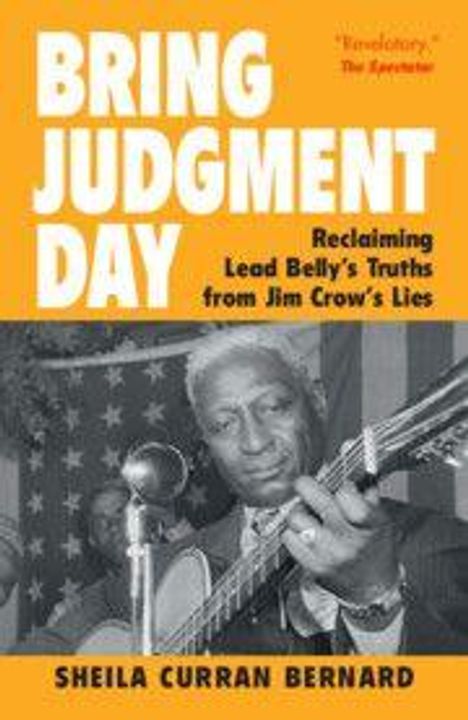 „BRING JUDGMENT DAY“ und „Reclaiming Lead Belly’s Truths from Jim Crow’s Lies“. Scharz-Weiß-Foto eines Mannes mit Gitarre.